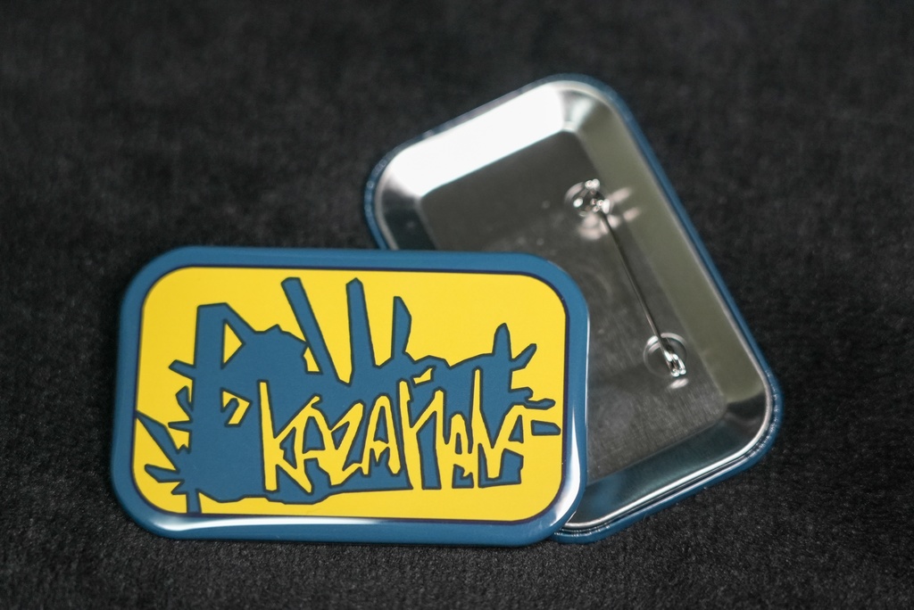 北風花織の左胸についてるロゴワッペン風缶バッジ