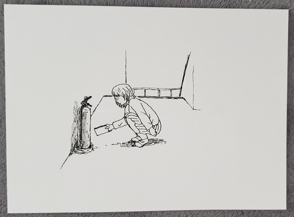 物を隠す女の子