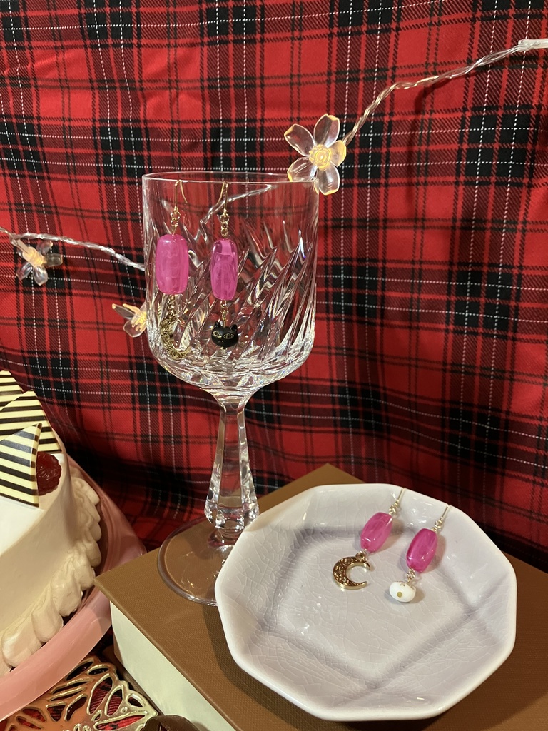 風が強くて猫が騒ぐ西の国のイヤーアクセサリー