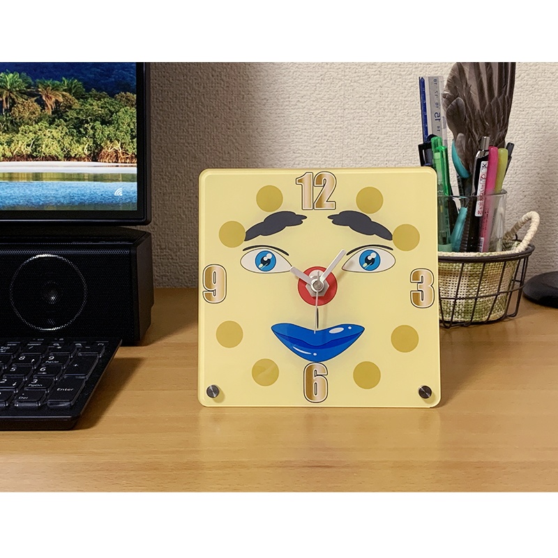 【単3電池1つで動く】『戸恵 和雄 アクリル時計(置時計)』【クセが強いんじゃ】