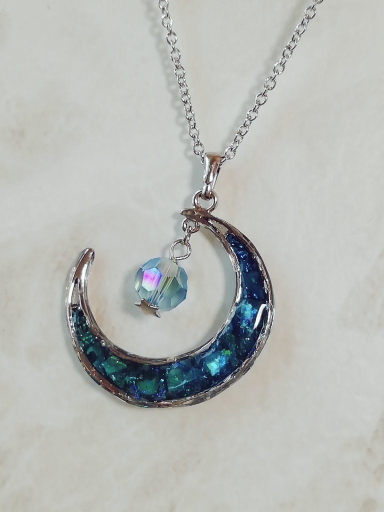 氷闇の月飾り風三日月レジンネックレス