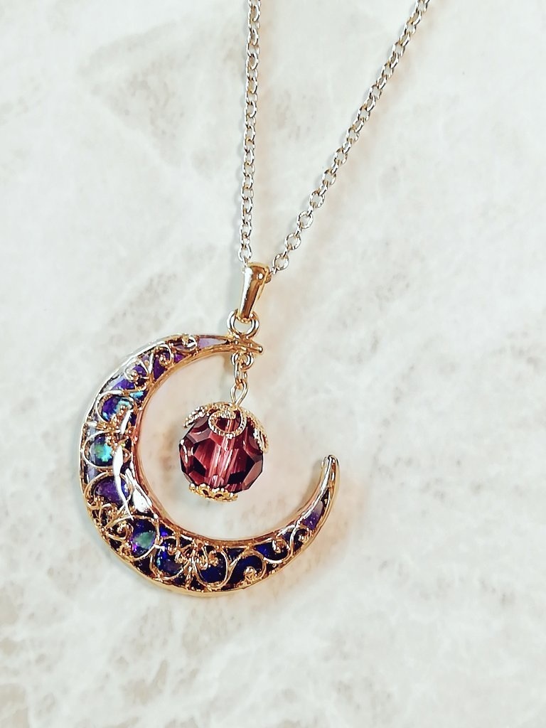 氷闇の月飾り風三日月レジンネックレス