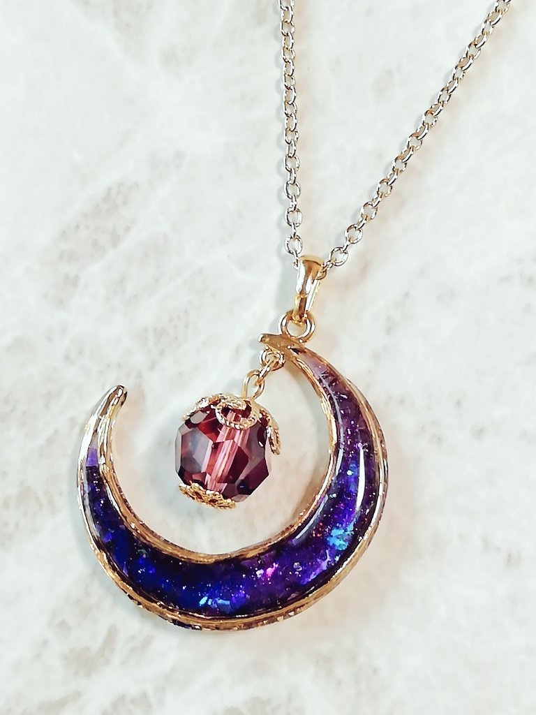 氷闇の月飾り風三日月レジンネックレス