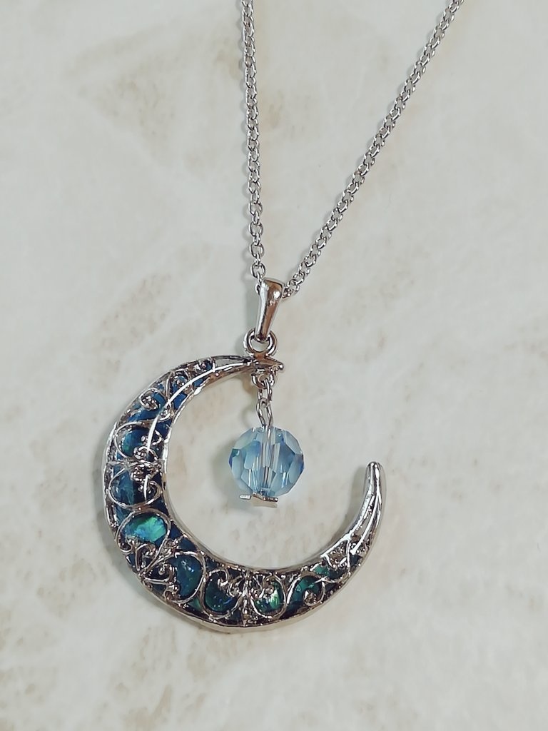 氷闇の月飾り風三日月レジンネックレス