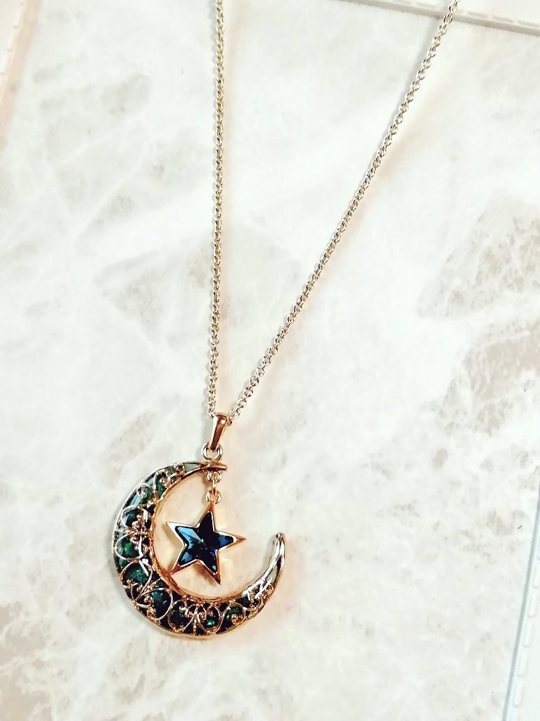 氷闇の月飾り風三日月レジンネックレス