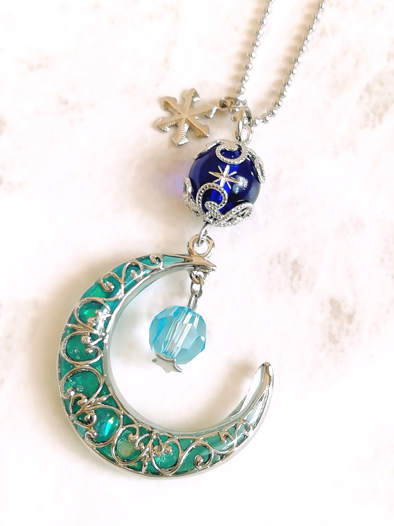 氷闇の月飾り風三日月レジンチャーム