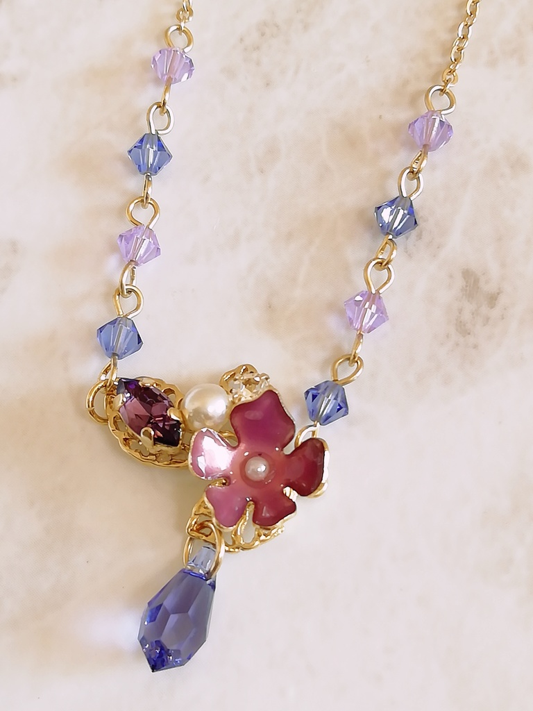 フラワービジューネックレス