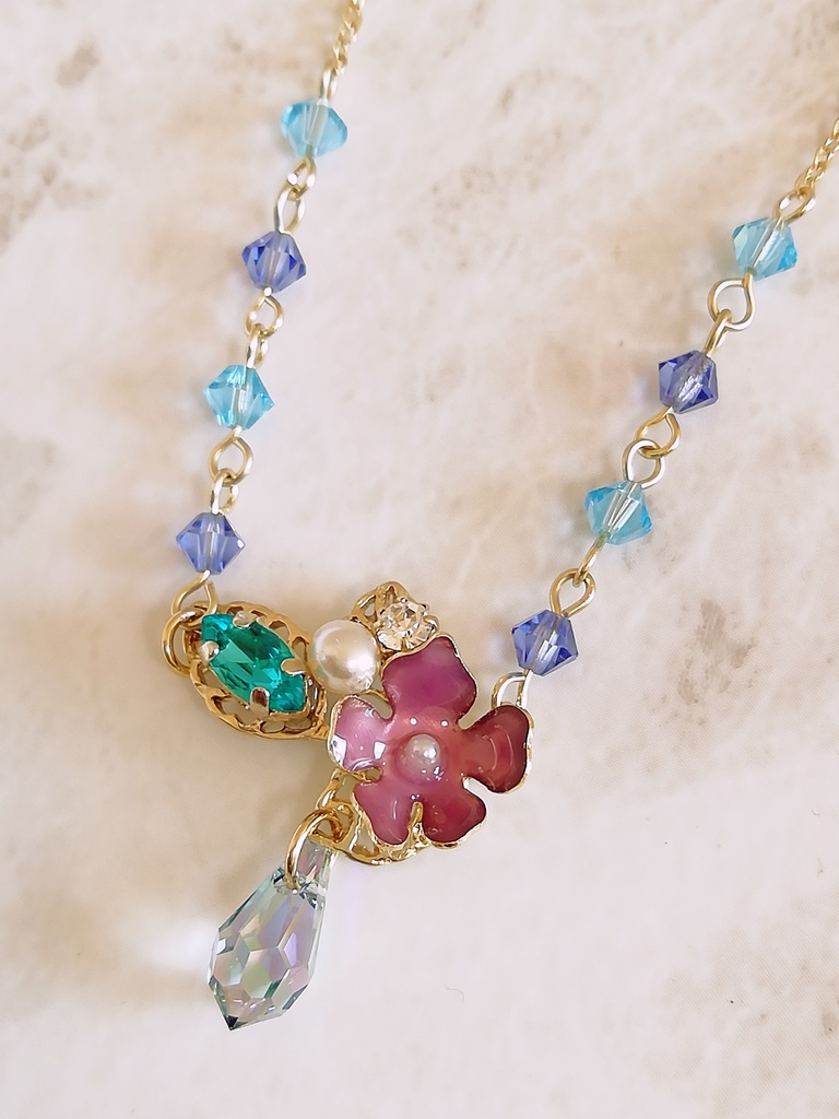 フラワービジューネックレス