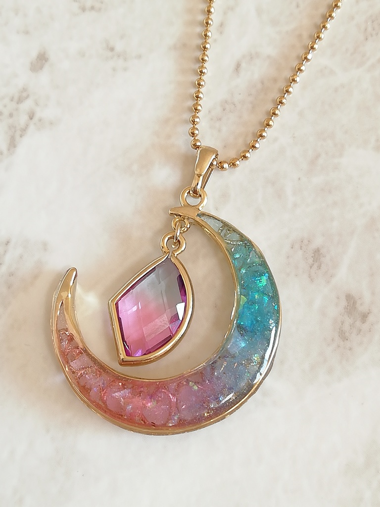 氷闇の月飾り風レジンネックレス(ナギ)