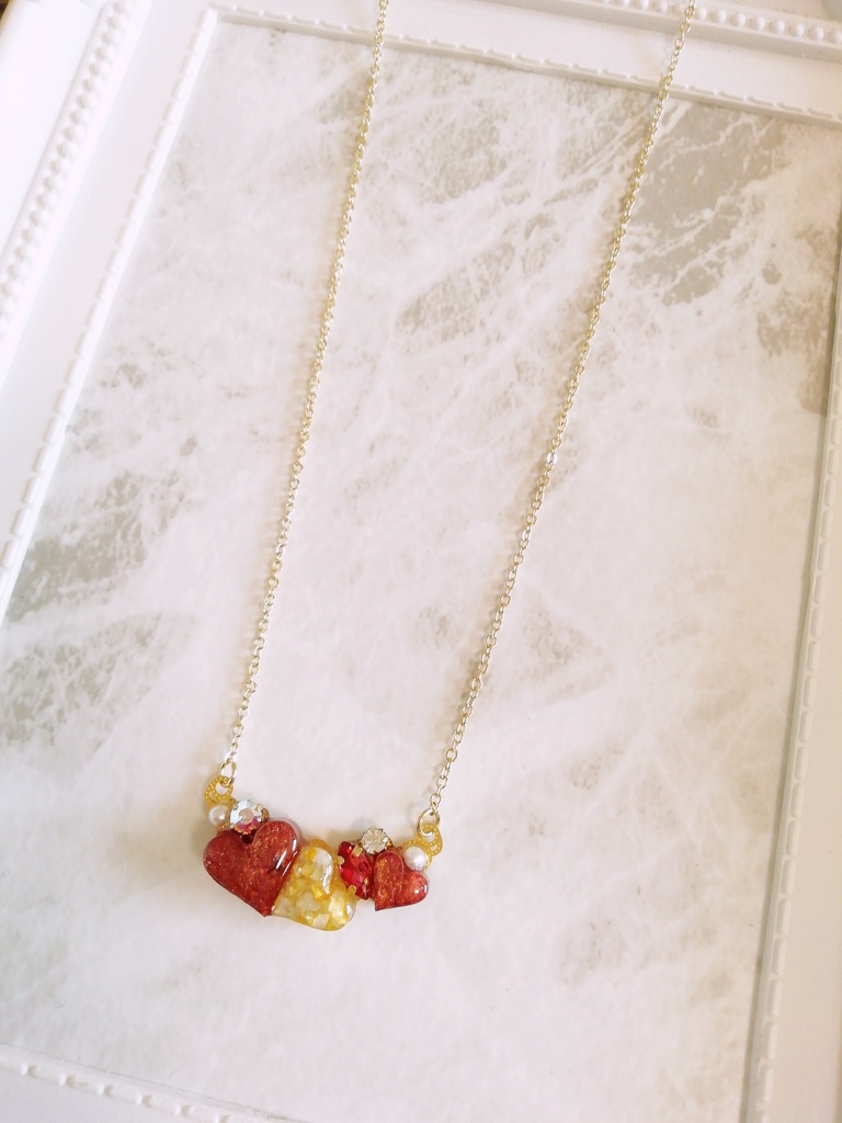 ハートとビジューのネックレス(シラナミ/ミツノ)