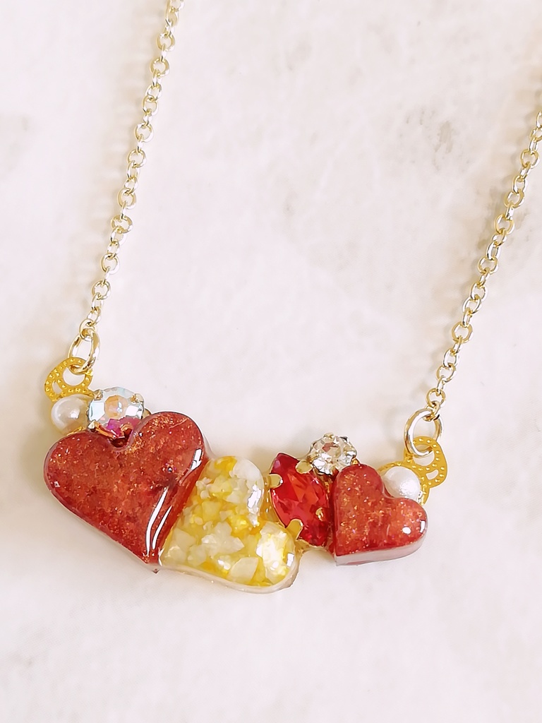 ハートとビジューのネックレス(シラナミ/ミツノ)