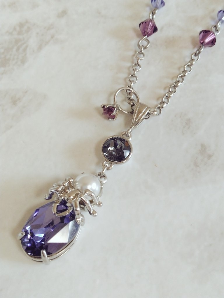 蜘蛛のクリスタルネックレス