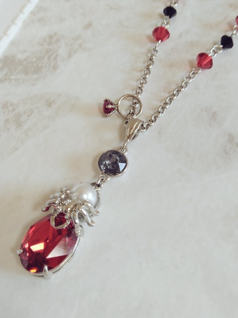 蜘蛛のクリスタルネックレス