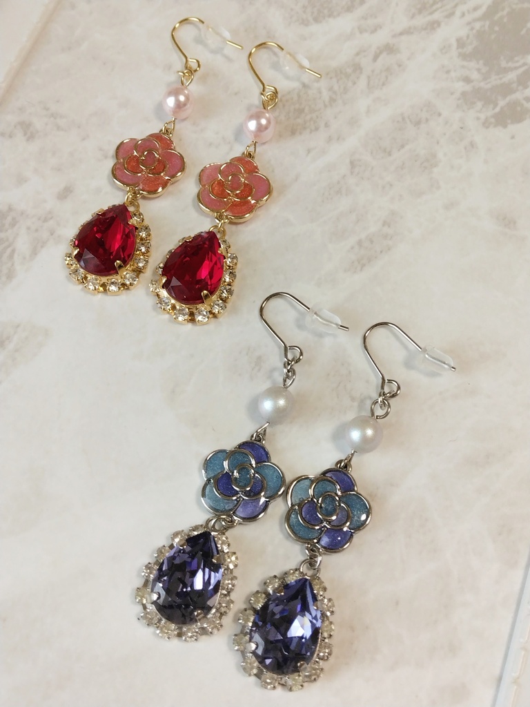 ステンドグラス風フラワーとビジューのピアス(シラナミ/ミツノ)