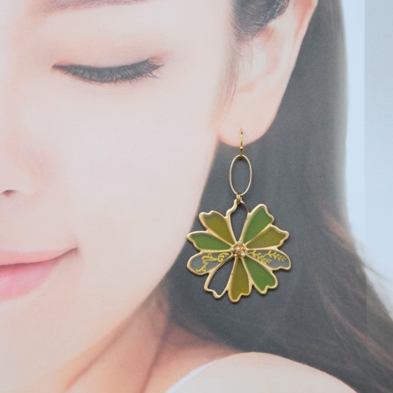 🐉🦁カラーのフラワーピアス(イヤリング)