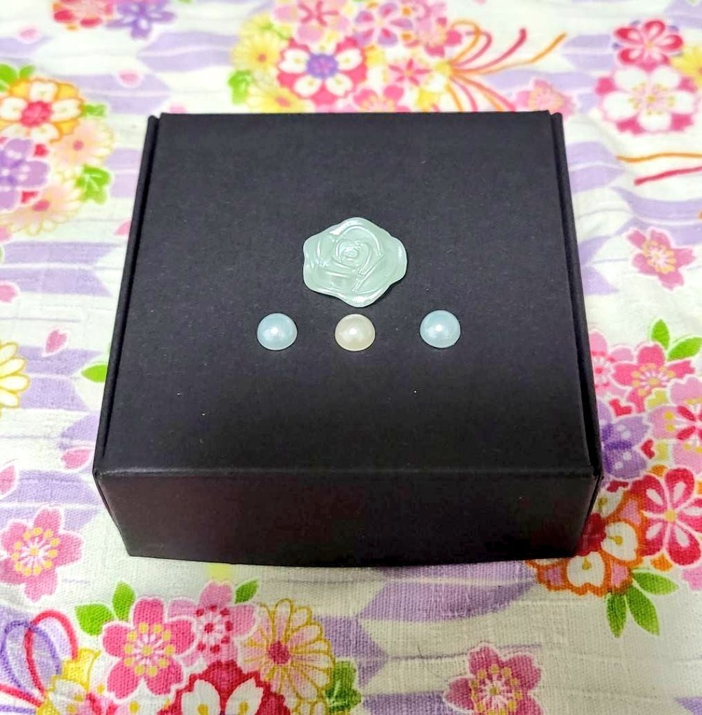 プレゼントBOXに入った、選べるバレンタイン缶バッジ2個セット