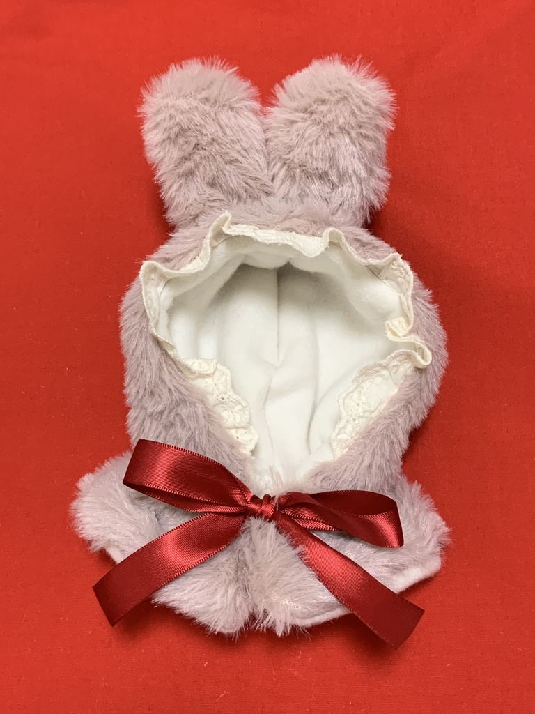 ぬい服　真っ赤なリボンの灰桃うさぎ
