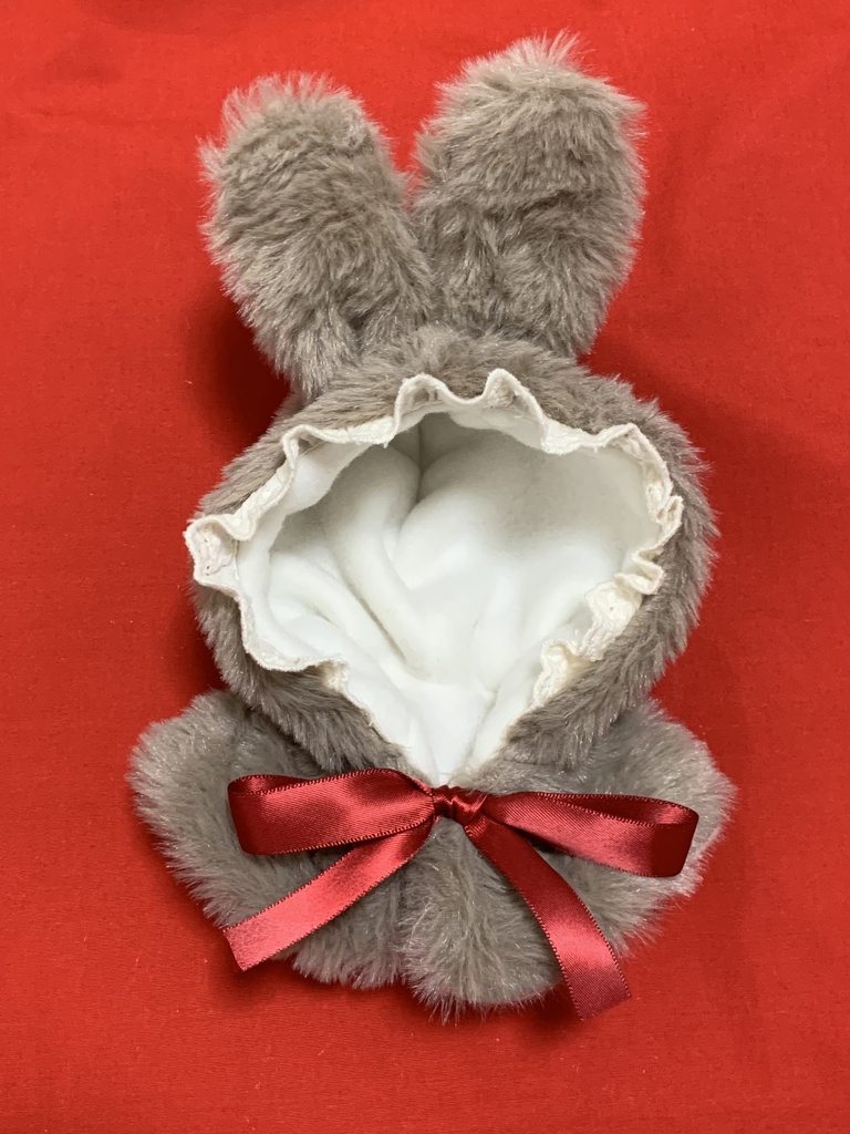 ぬい服　真っ赤なリボンの茶うさぎ