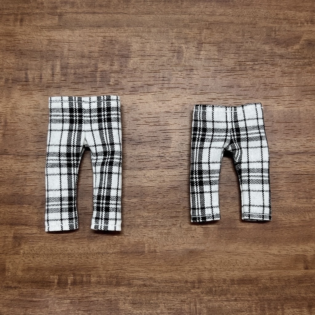 白黒チェックのパンツ