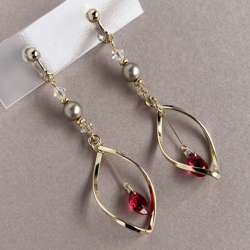 【ツイステ】スカラビアイメージ・スワロフスキーのイヤリング