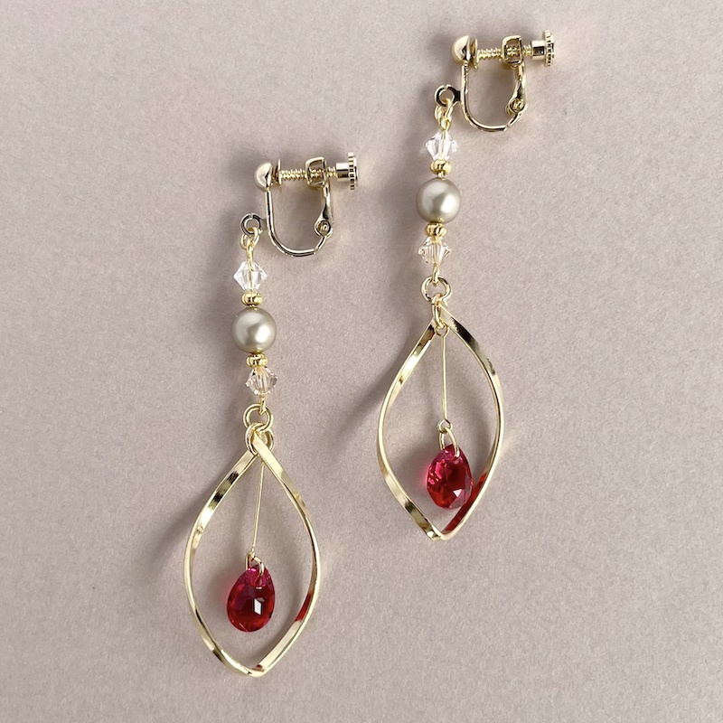 【ツイステ】スカラビアイメージ・スワロフスキーのイヤリング