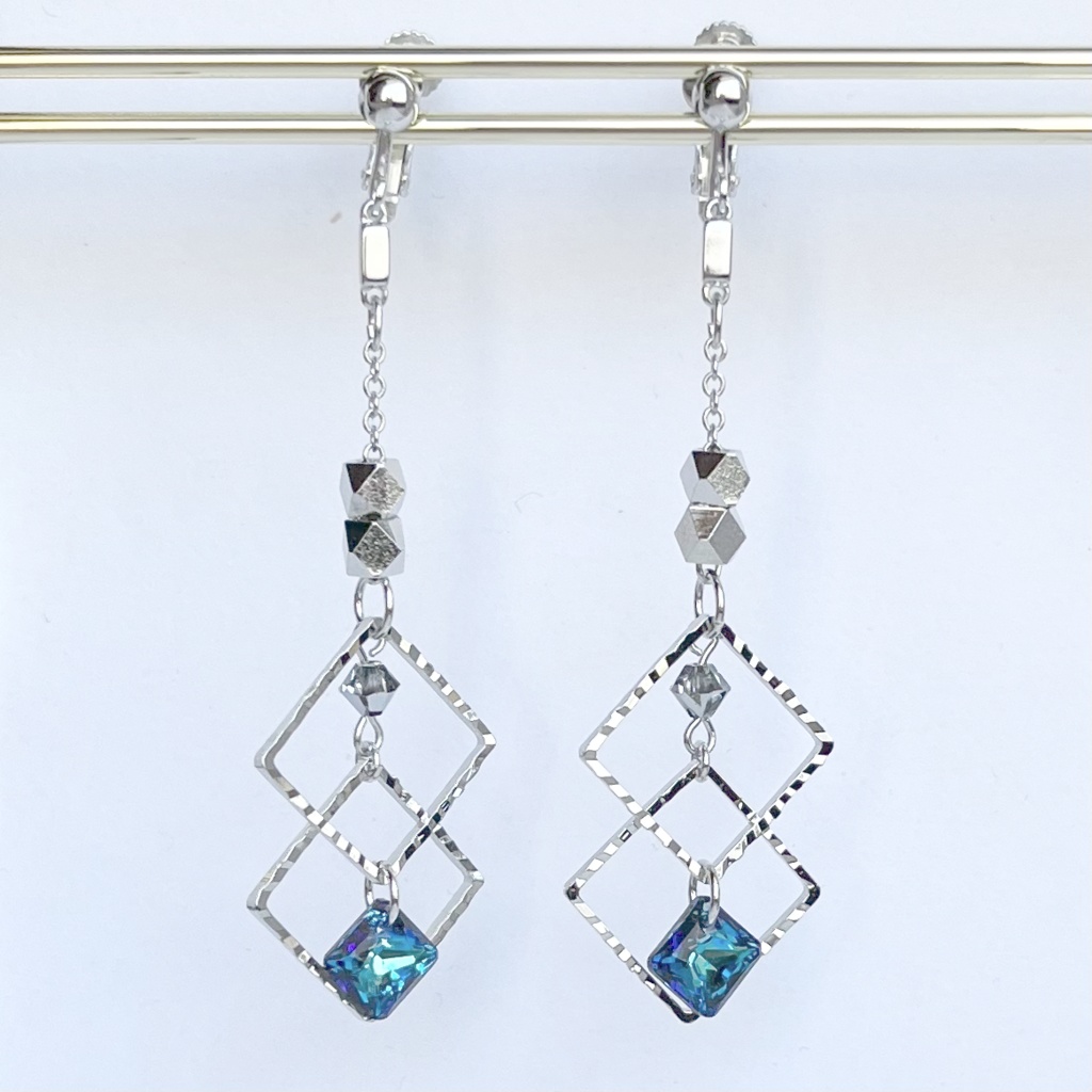 【ツイステ】イグニハイド寮イメージ/ブルークリスタルのイヤリング・ピアス