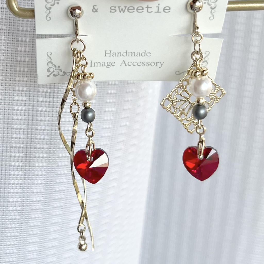 【ツイステ】エース・プレイフルランドイメージ/赤いハートスワロのイヤリング・ピアス