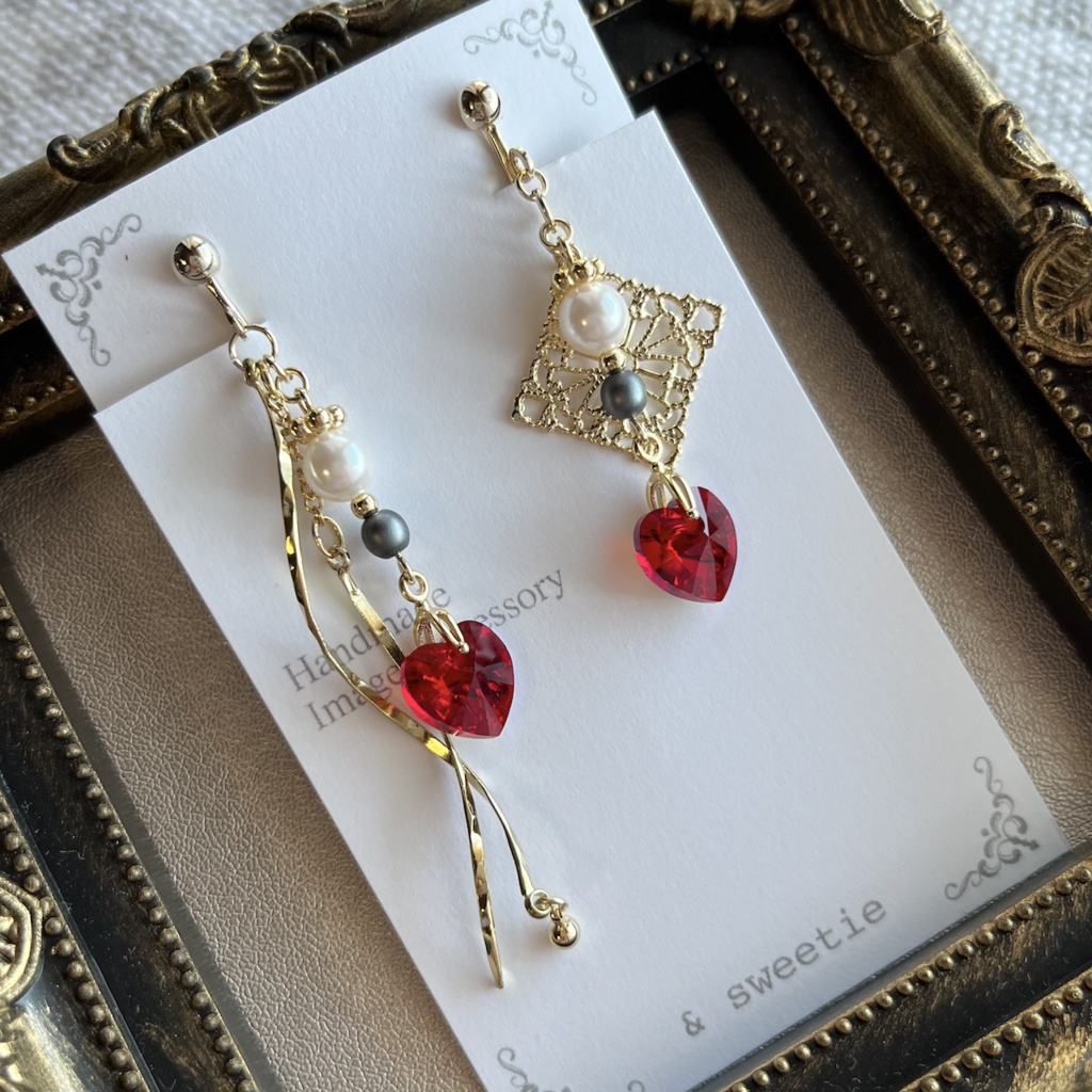 【ツイステ】エース・プレイフルランドイメージ/赤いハートスワロのイヤリング・ピアス