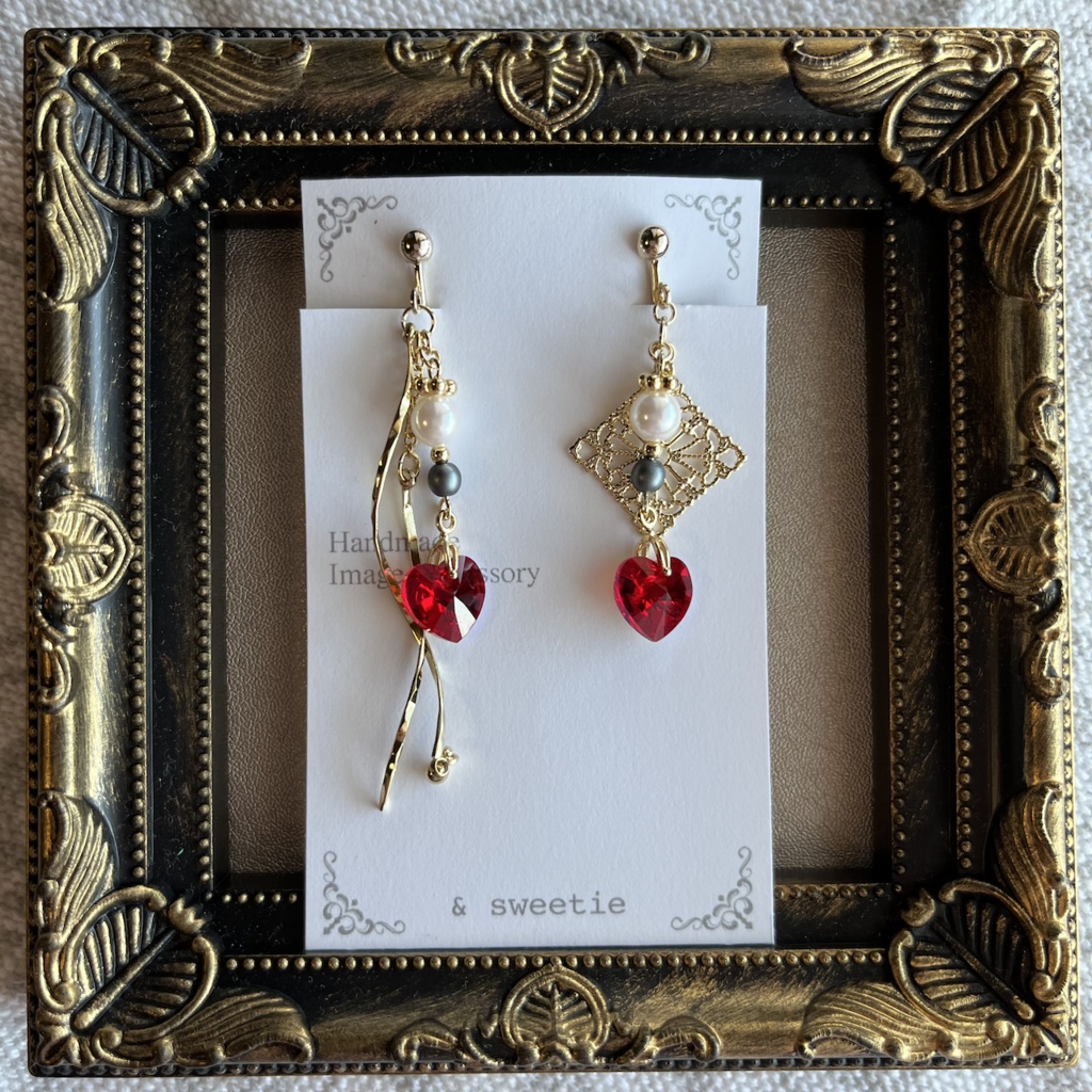 【ツイステ】エース・プレイフルランドイメージ/赤いハートスワロのイヤリング・ピアス