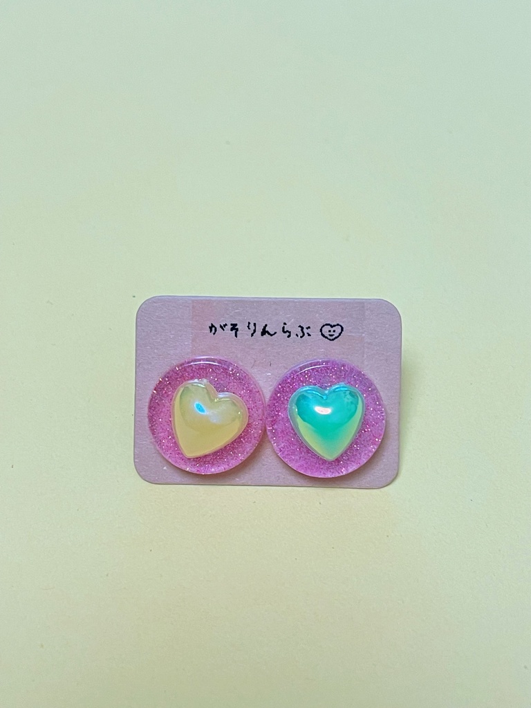 ハートのキラキラピアス