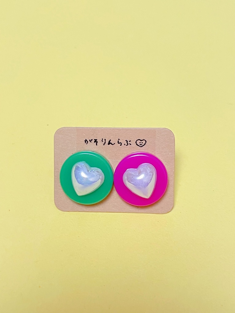 ハートのカラフルピアス