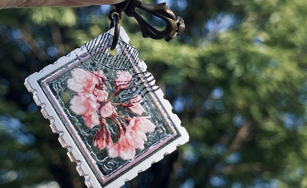 透明切手【アクリルブローチ】