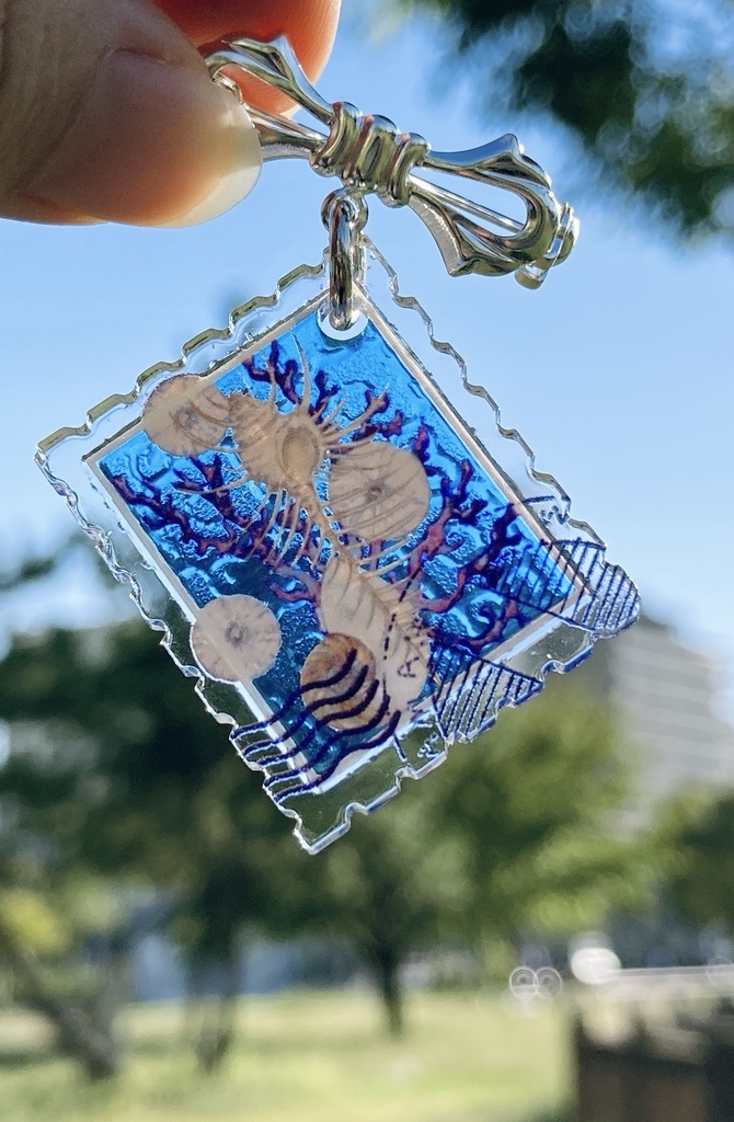 透明切手【アクリルブローチ】