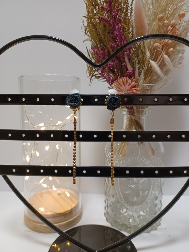 黒薔薇モチーフイヤリング