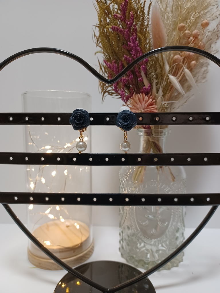 黒薔薇モチーフイヤリング