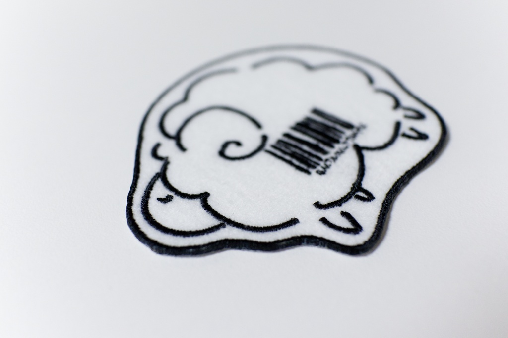 羊刺繍ワッペンシール memorial ver.