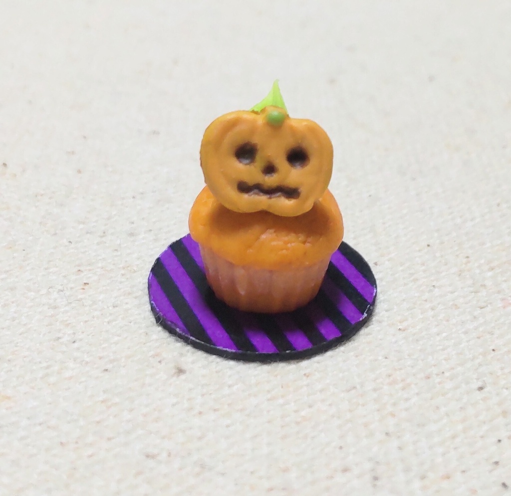 約1/6サイズ　ミニチュアフード　ハロウィン　カップケーキ　カボチャ🎃