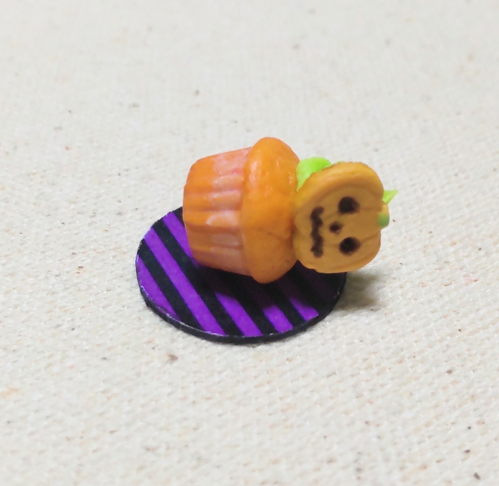 約1/6サイズ　ミニチュアフード　ハロウィン　カップケーキ　カボチャ🎃