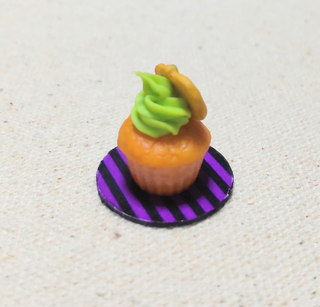 約1/6サイズ　ミニチュアフード　ハロウィン　カップケーキ　カボチャ🎃