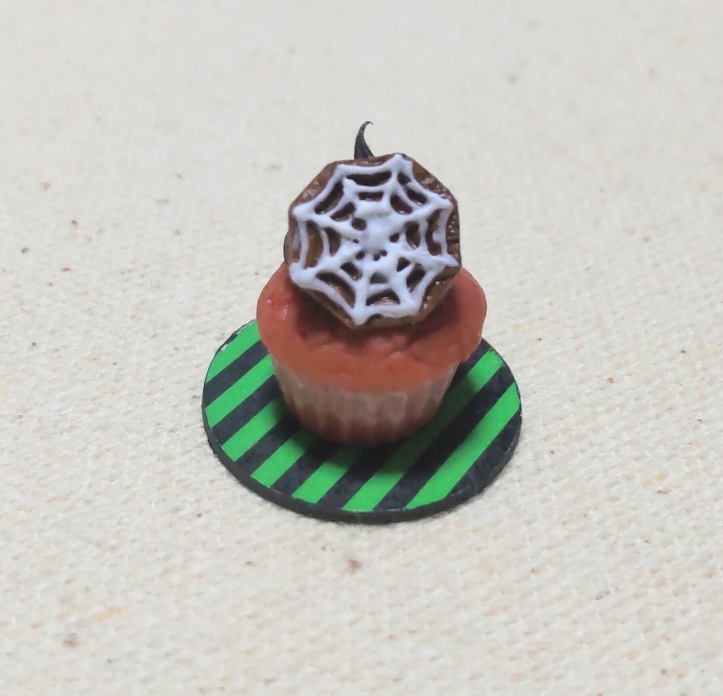 約1/6サイズ　ミニチュアフード　ハロウィン　カップケーキ　クモの巣