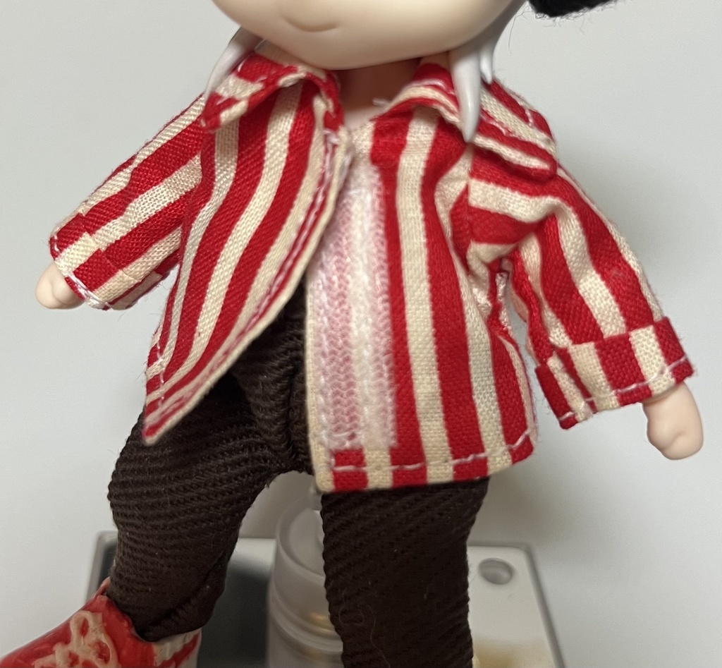 赤ストライプシャツ