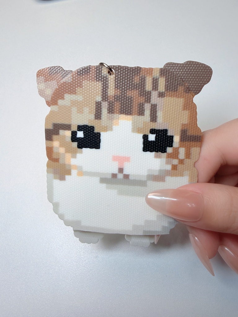【アイロンビーズ・クロスステッチ図案】きゅんとする表情！キジトラ猫のキーホルダー（色番号・個数つき） / ドット絵データ