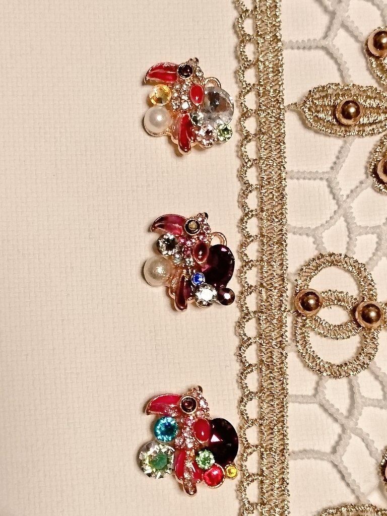 ヴォイシアピンブローチ