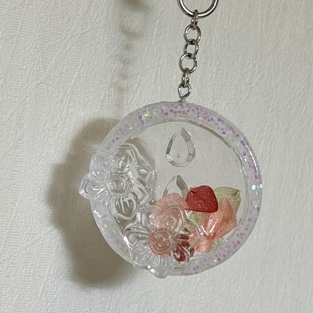  すきとおる花と花弁のシェイカーチャーム