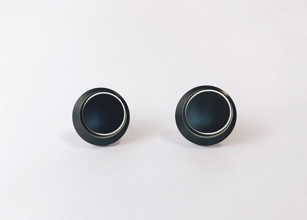 ブラックシックボタンイヤリング(ピアス)
