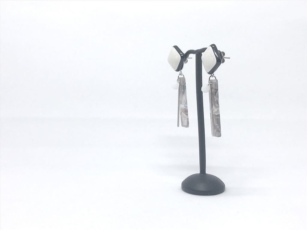 白いイヤリング*ピアス*(ねこ、グレー、メタル)