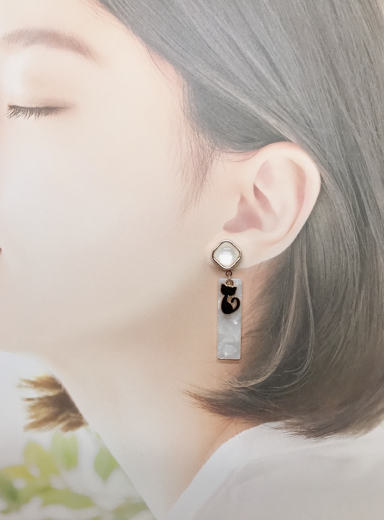 白いイヤリング*ピアス*(ねこ、グレー、メタル)