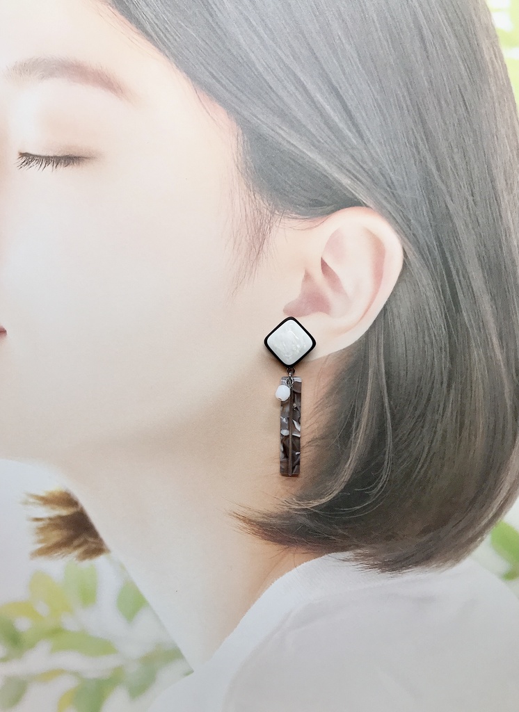 白いイヤリング*ピアス*(ねこ、グレー、メタル)