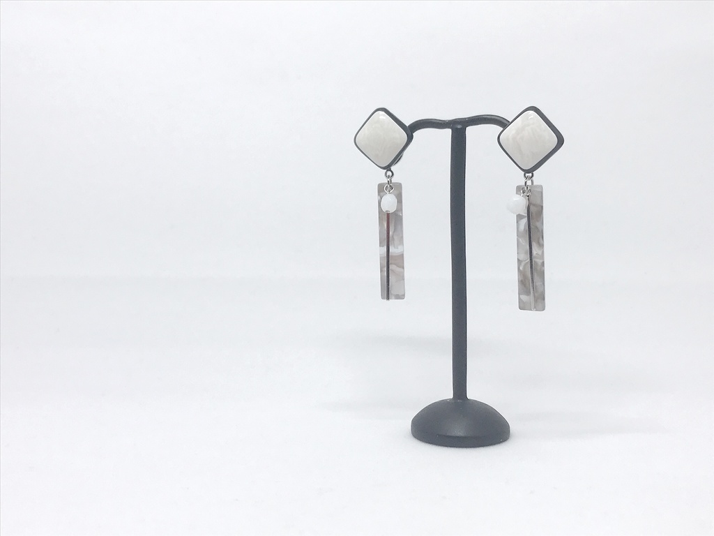 白いイヤリング*ピアス*(ねこ、グレー、メタル)