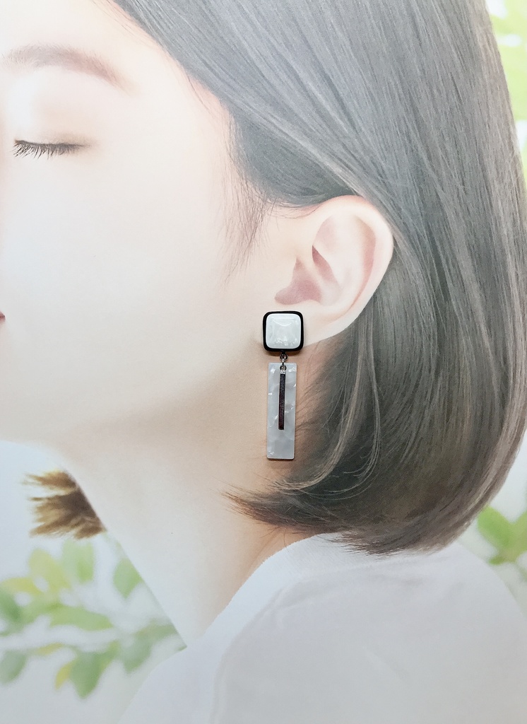 白いイヤリング*ピアス*(ねこ、グレー、メタル)